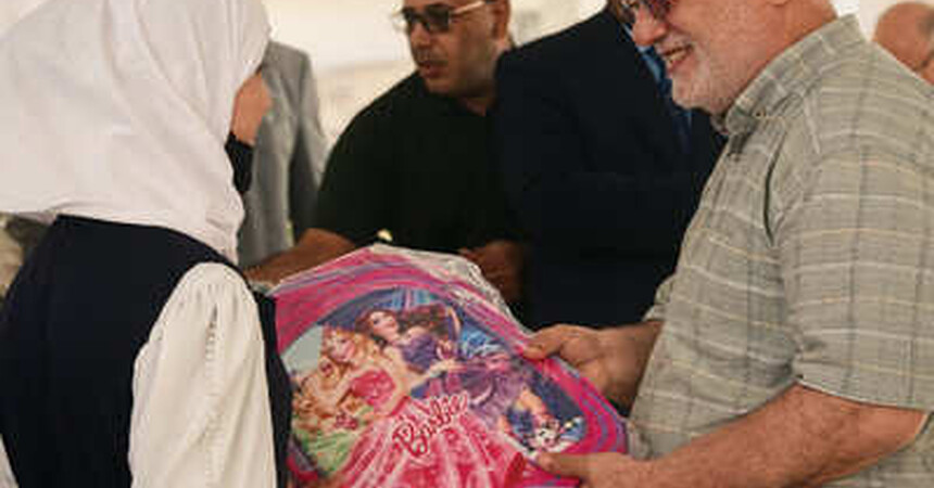 أمل جديد لدى الأيتام في بغداد.. منظمة حمورابي لحقوق الإنسان تقوم بحملة توزيع حقائب وقرطاسية على طلبة مدرسة الأمل الثانية