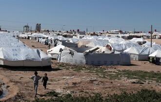 العراق يستعيد حوالي 700 مواطن مرتبطين بداعش من مخيم سوري