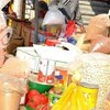 مواطنون يشيدون باستمرار توزيع السلة الغذائية