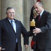 الطالباني يرجح بقاء قوات التحالف أكثر من عامين وشيراك يدعو إلى تحديد أفق للانسحاب