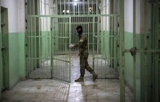 النفي الرسمي لا يغيّر الواقع... تعذيب متنوّع الأشكال في السجون العراقيّة