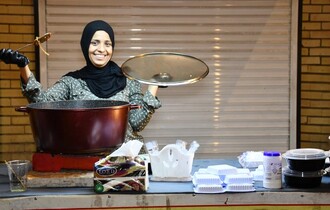 رغم الانتقادات … الا انها استمرت … ما قصة هذه المرأة العراقية في شارع المتنبي  وسط العاصمة؟