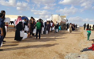 الهجرة لرووداو: توزيع 100 لتر نفط أبيض لكل عائلة بمخيم جمشكو