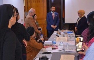 الدكتور احمد العلياوي مدير عام دار المخطوطات يتفقد الورشة التدريبية لصيانة المخطوطات