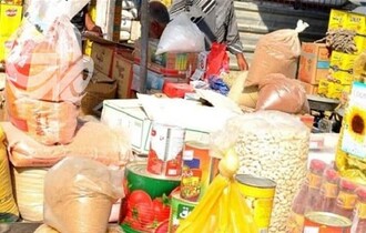 مواطنون يشيدون باستمرار توزيع السلة الغذائية