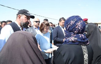 قبيل حلول شهر رمضان المبارك.. وزير الهجرة تتفقد ميدانيا أوضاع النازحين في مخيمات عشوائيات بزيبز بمحافظة الأنبار