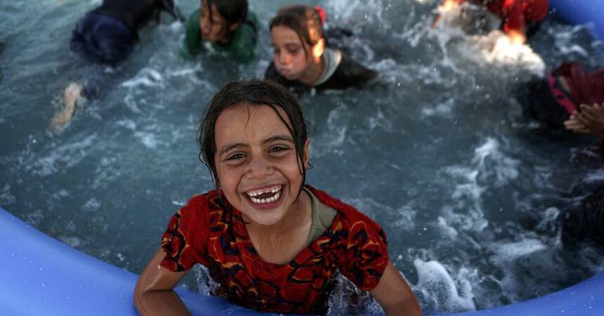 مسابح لإنقاذ بسمة طفولة النازحين