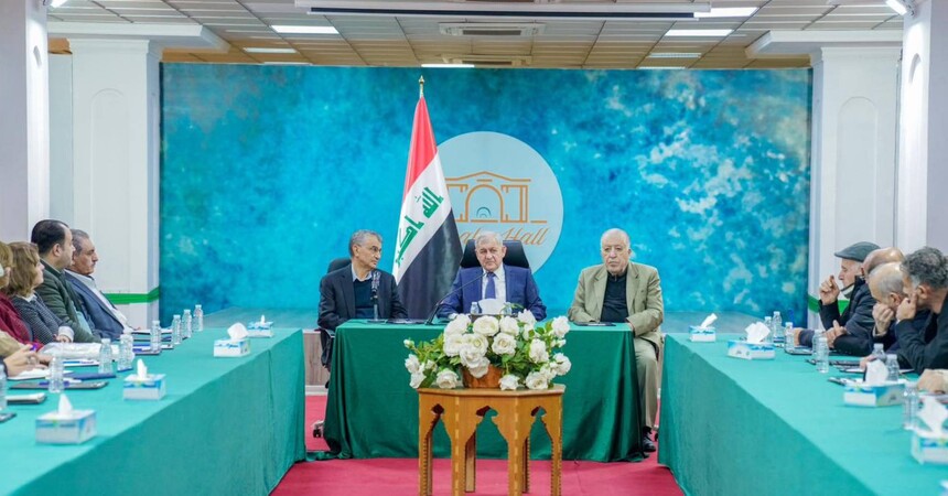 رئيس الجمهورية يلتقي جمعاً من الكتاب والأدباء والصحفيين في السليمانية