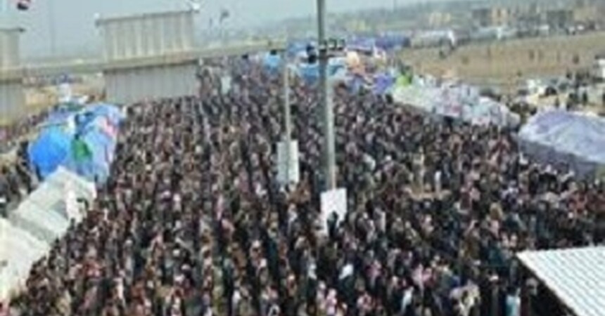 خطباء سنة يتهمون المالكي بدعم المليشيات ويدعونه لنزع
