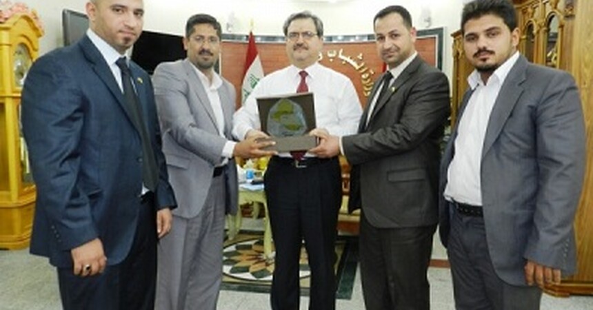 وزير الشباب يعد