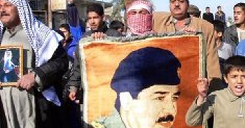 مئات من المسلحين والأهالي في الدور يتظاهرون إستنكارا لتنفيذ حكم الإعدام بحق صدام حسين